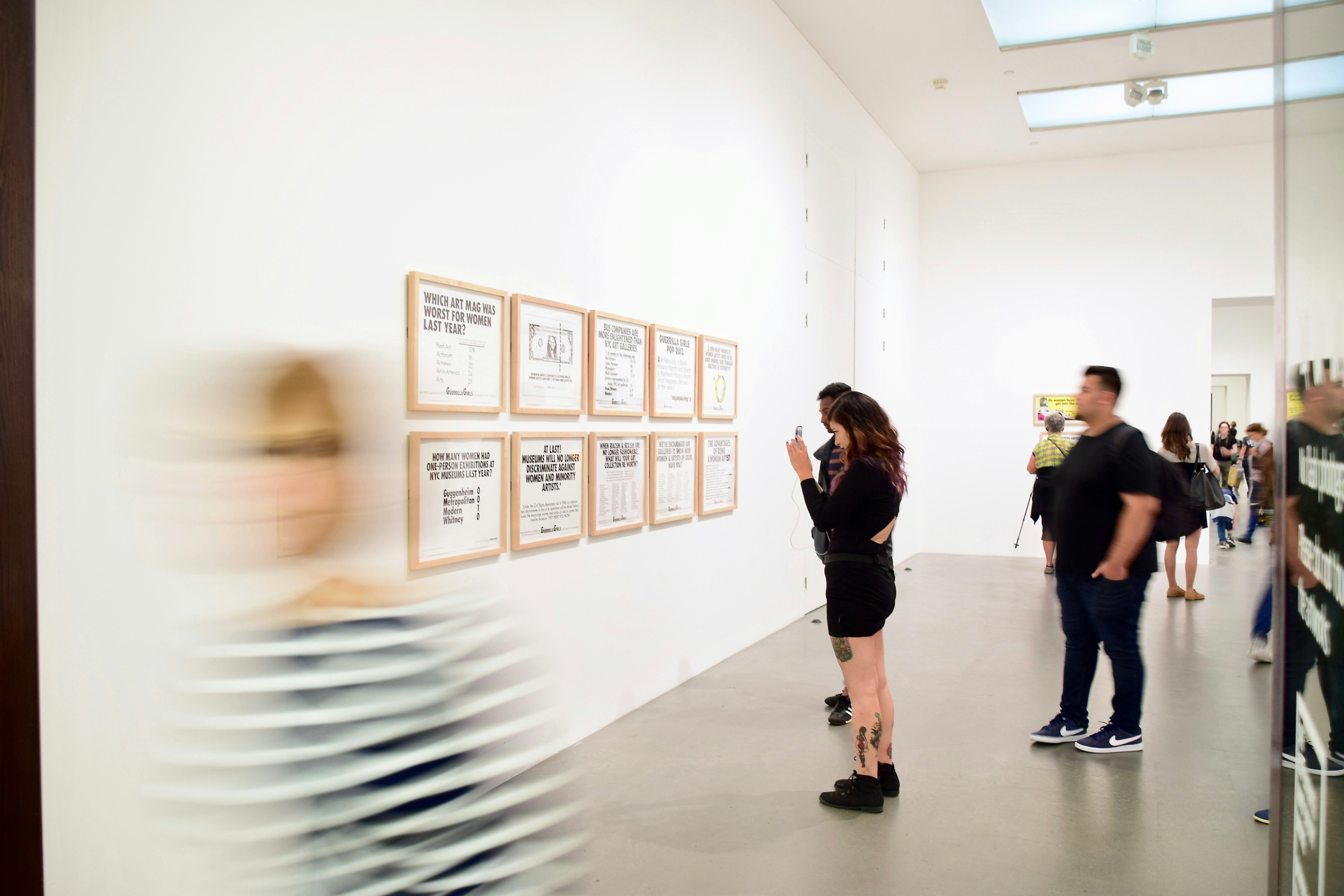 des personnes assistent à une exposition 