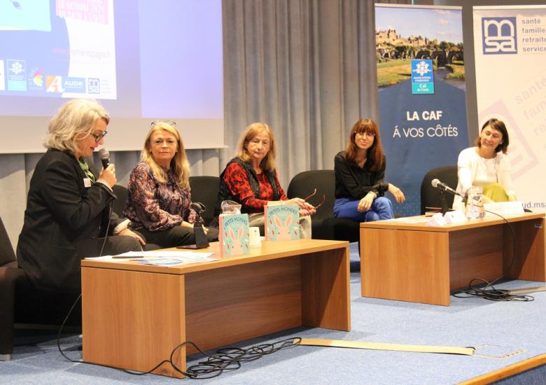 La présentation de l'opération Premières pages a été assurée par Chloé Danillon, vice-présidente du conseil départemental en charge de la protection de l’enfance et de l’action sociale de proximité, Maria Conquet, conseillère départementale déléguée à la culture, Elise Palus, directrice de la Caisse d’Allocations Familiales de l’Aude et de Martine Verdale, élue de la MSA Grand Sud.