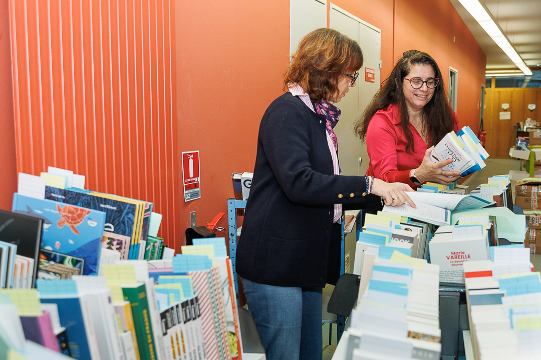 des bibliothécaires viennent chercher leurs réservations