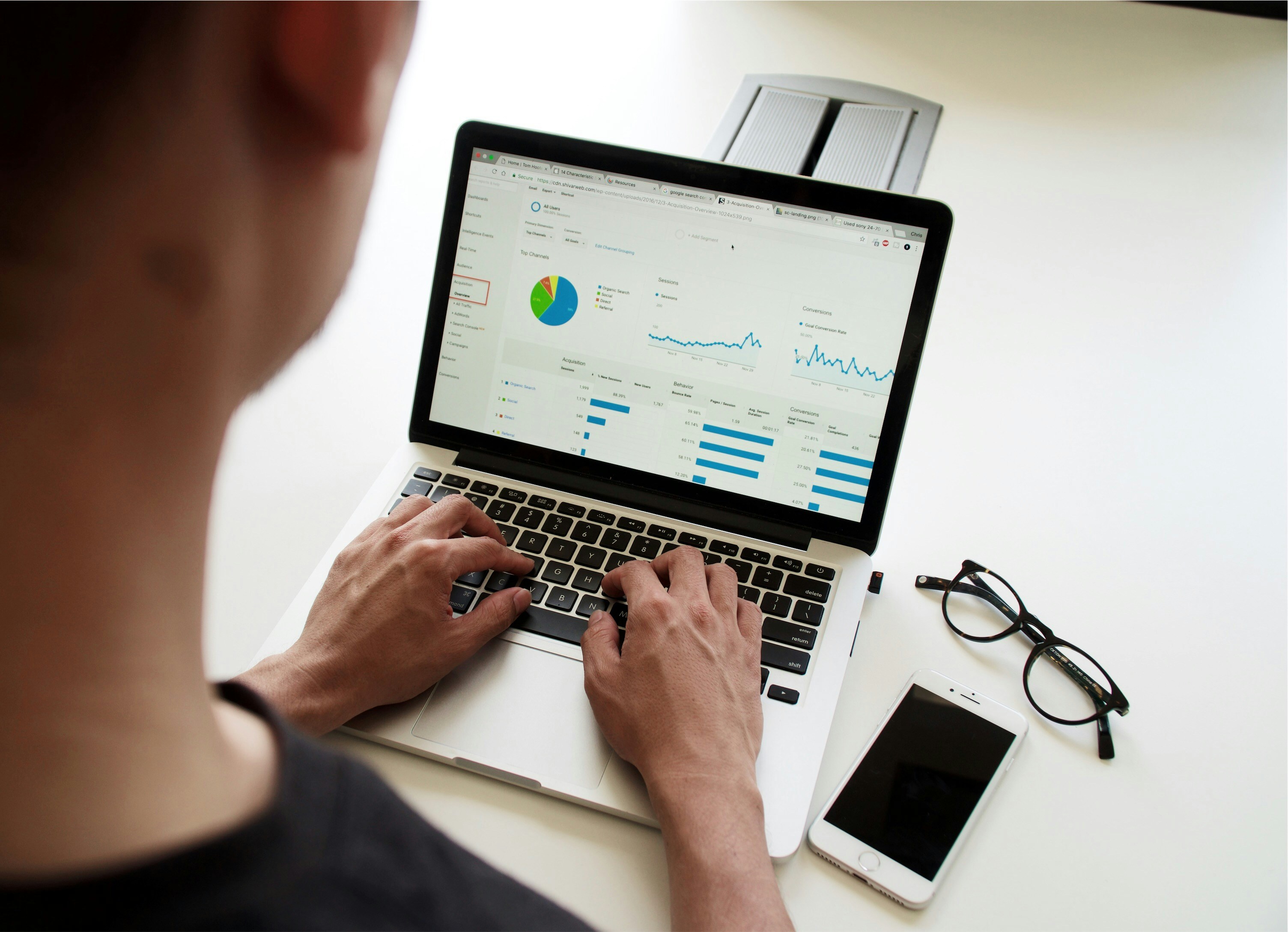 un homme saisit des statistiques sur un ordinateur