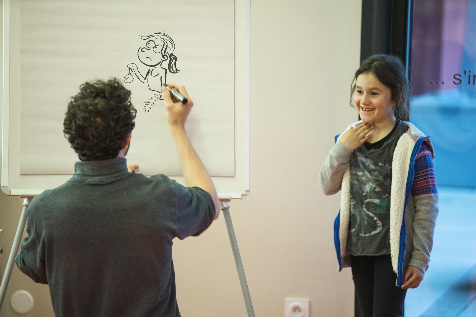 un illustrateur dessine lors d'une performance publique