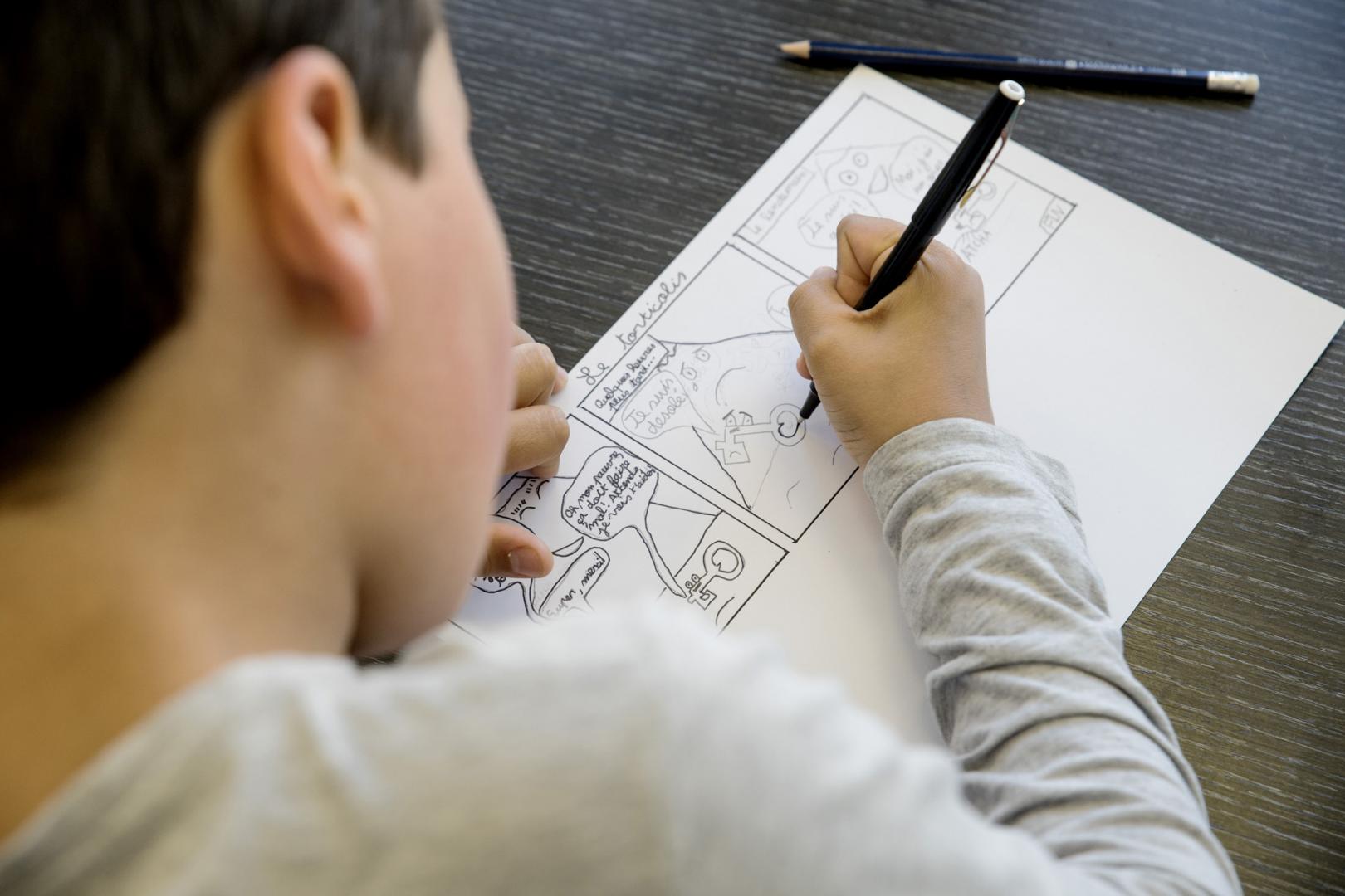 un enfant dessine