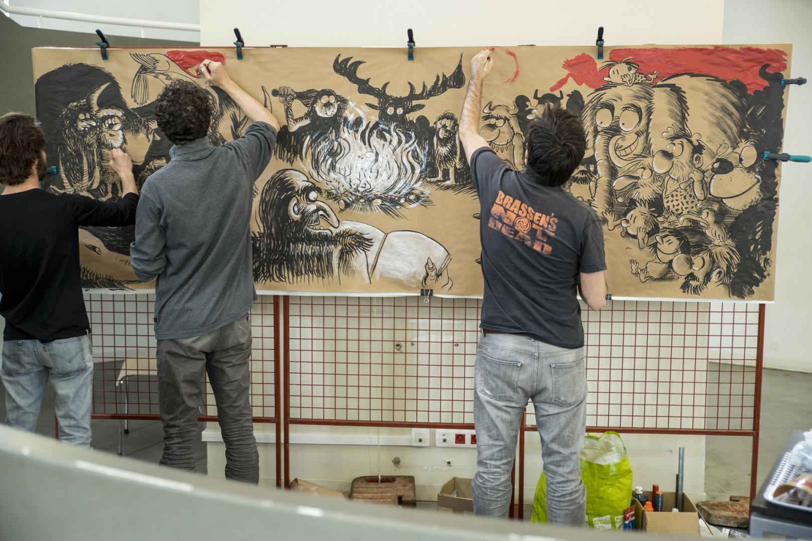 des illustrateurs dessinent sur un mur