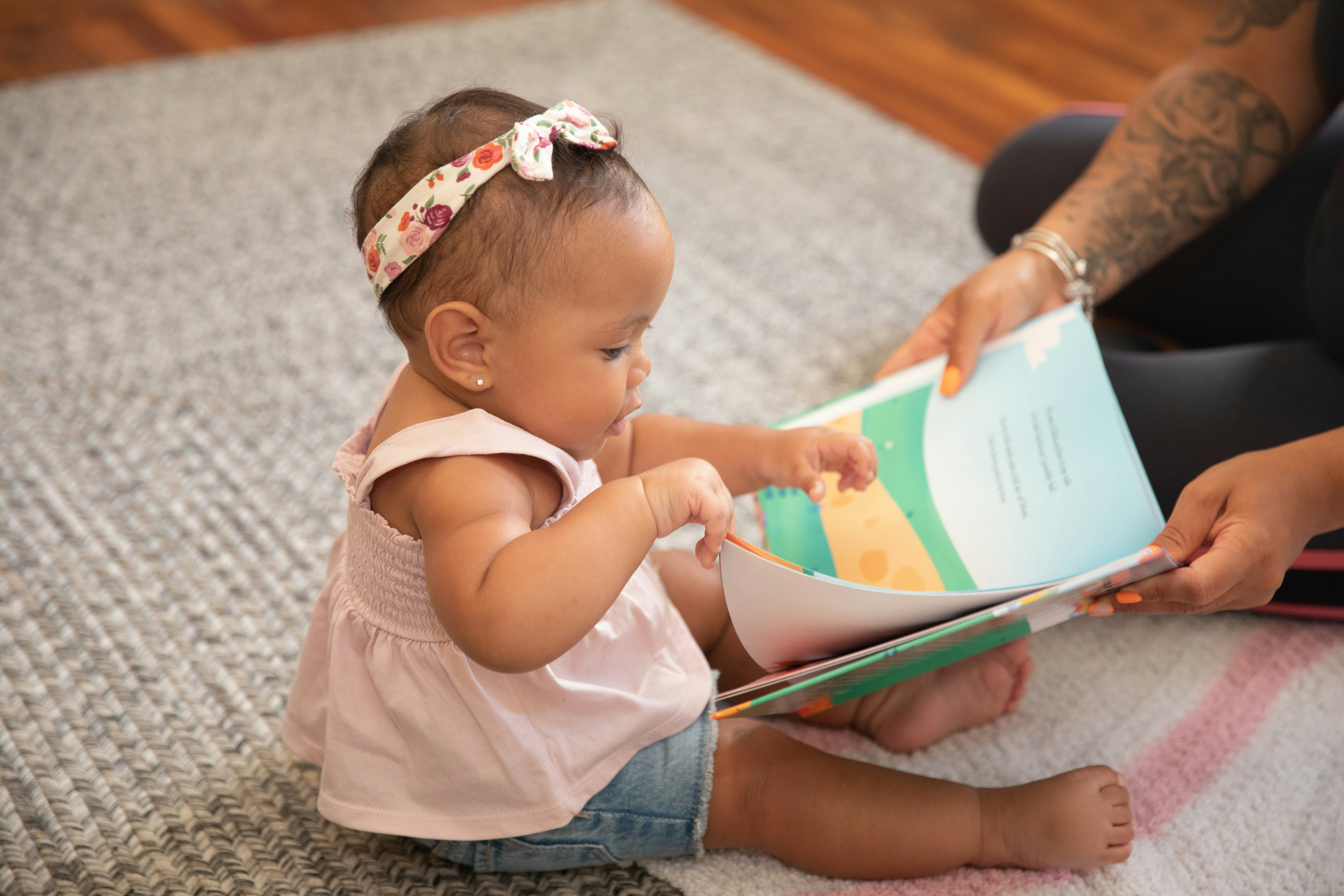 un bébé lit un livre