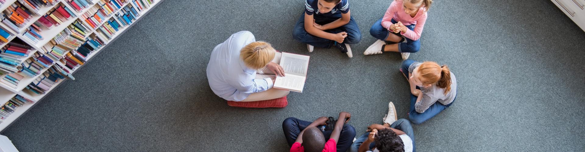 des jeunes rencontrent un auteur